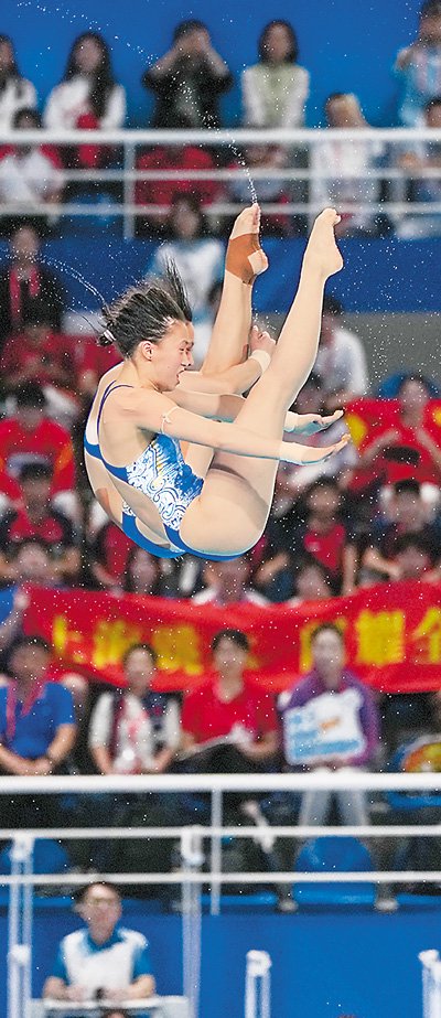 上海隊組合陳芋汐/掌敏潔在插水女子雙人10米跳台決賽中。新華社記者 晉美多吉攝