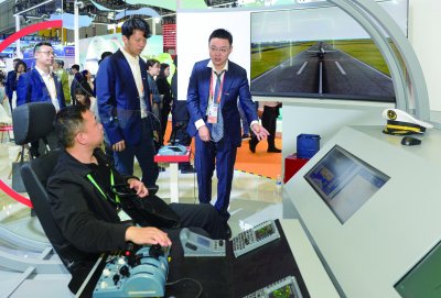 霍尼韦尔展台的未来航空主题展区，观众在模拟飞机驾驶舱内感受航空体验。