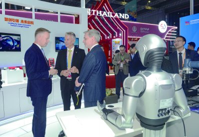 外国友人在双城联展上热切交谈。