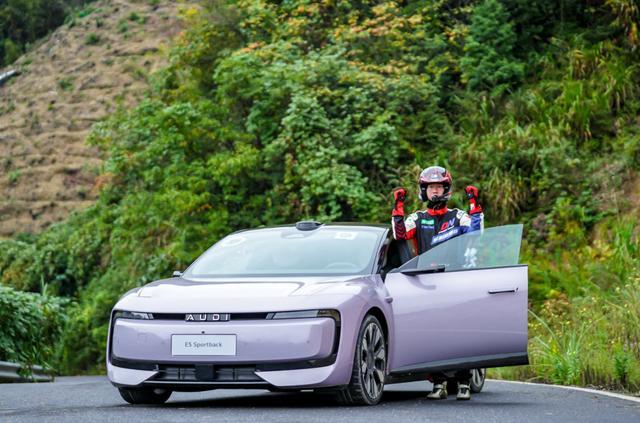 quattro加持，奥迪E5 Sportback征服山脊赛道