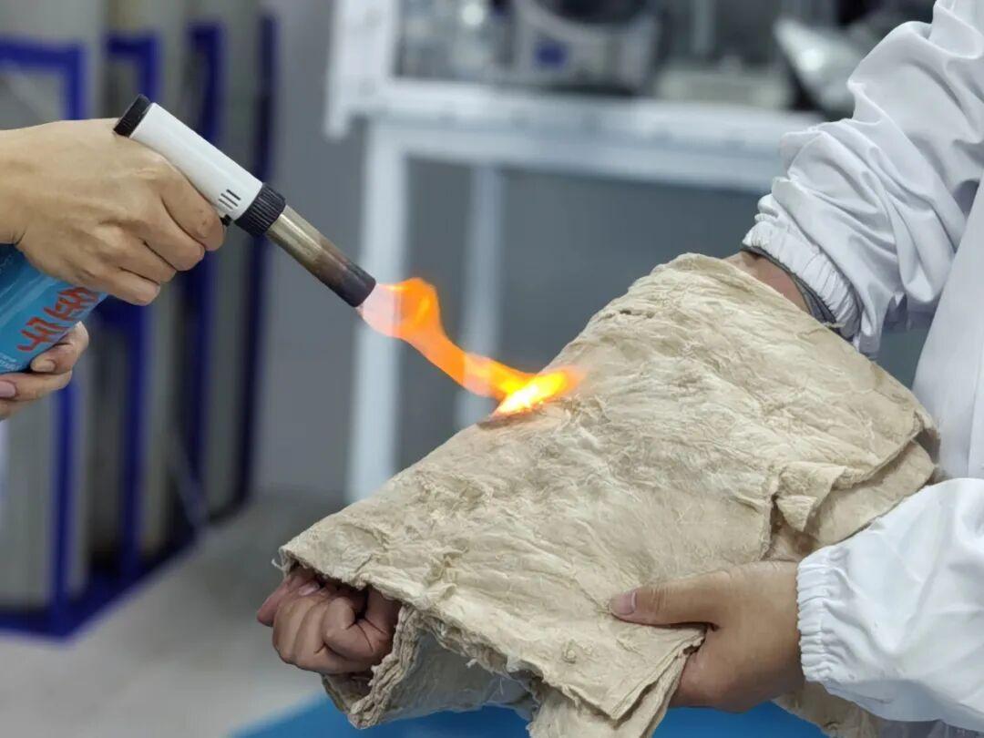 用丁烷喷枪烧气凝胶,手臂毫发无伤。图片均由沈孙晖、张超梁 摄