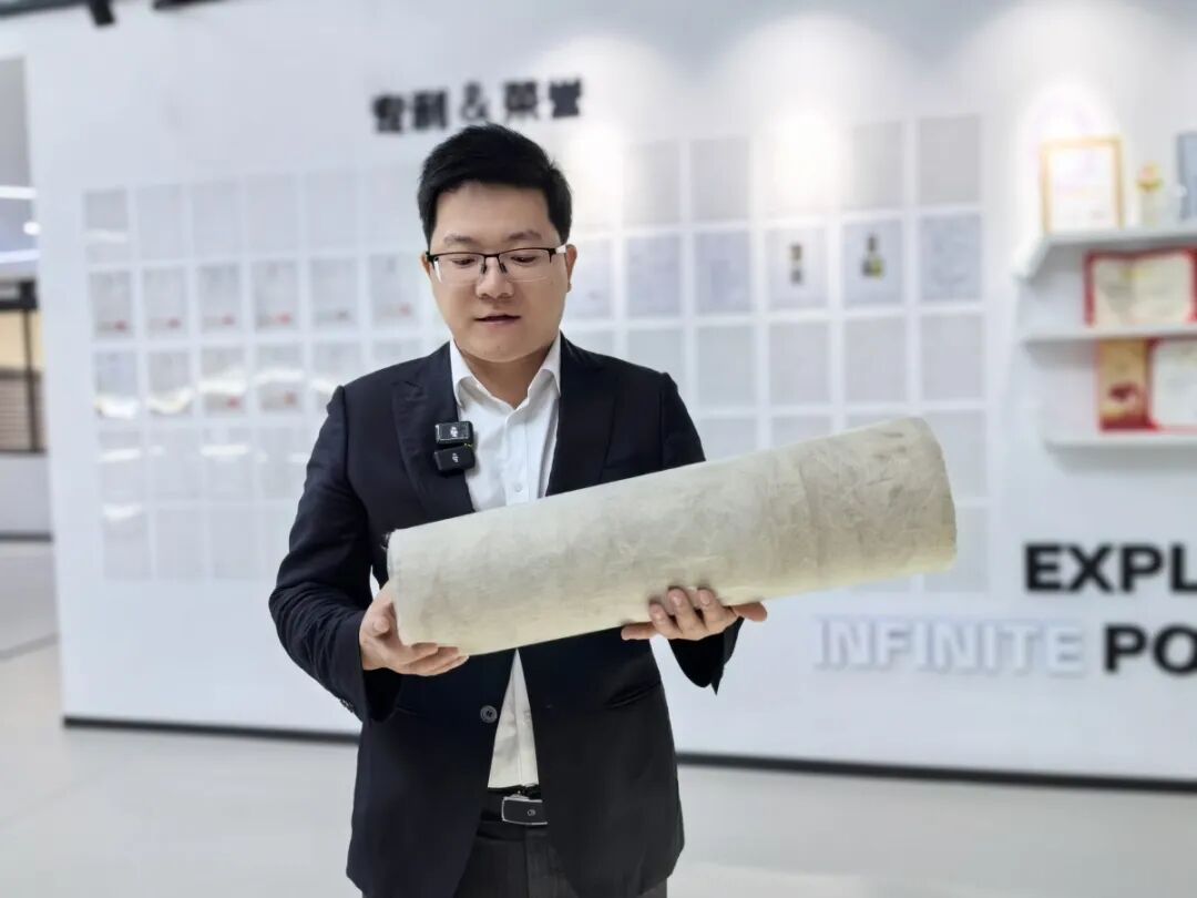 闫建华展示气凝胶产品。