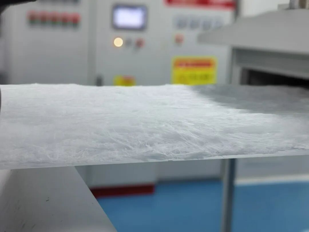 气凝胶形如棉絮。