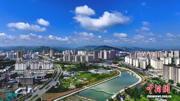 航拍視角下的甘肅省臨夏州康樂縣縣城。(資料圖)康樂縣融媒體中心供圖