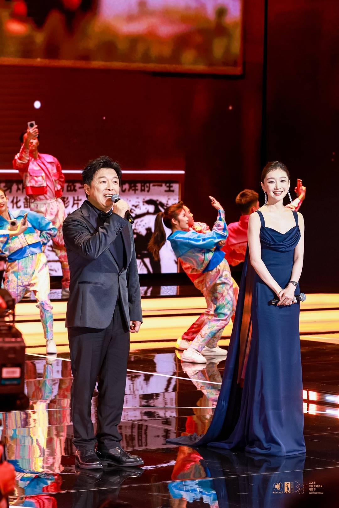 黃渤與周冬雨 圖據組委會