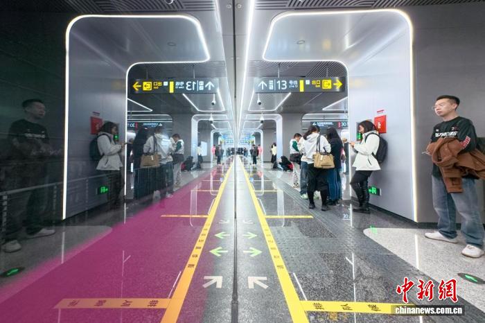 成都軌道交通30號線一期嬌子立交站台候車的體驗者們。記者 劉忠俊 攝
