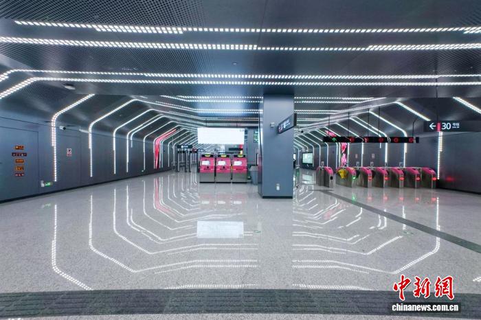 成都軌道交通30號線一期金融城北站廳一角。記者 劉忠俊 攝