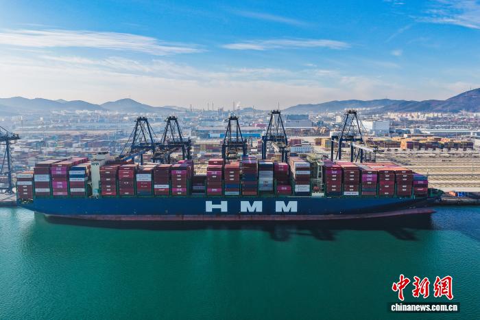 11月11日，遼寧港口集團開通「美西中東」集裝箱遠洋幹線。(無人機照片)朱萬健 攝