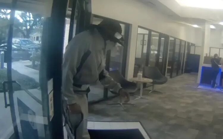 警方发布的监控录像截图