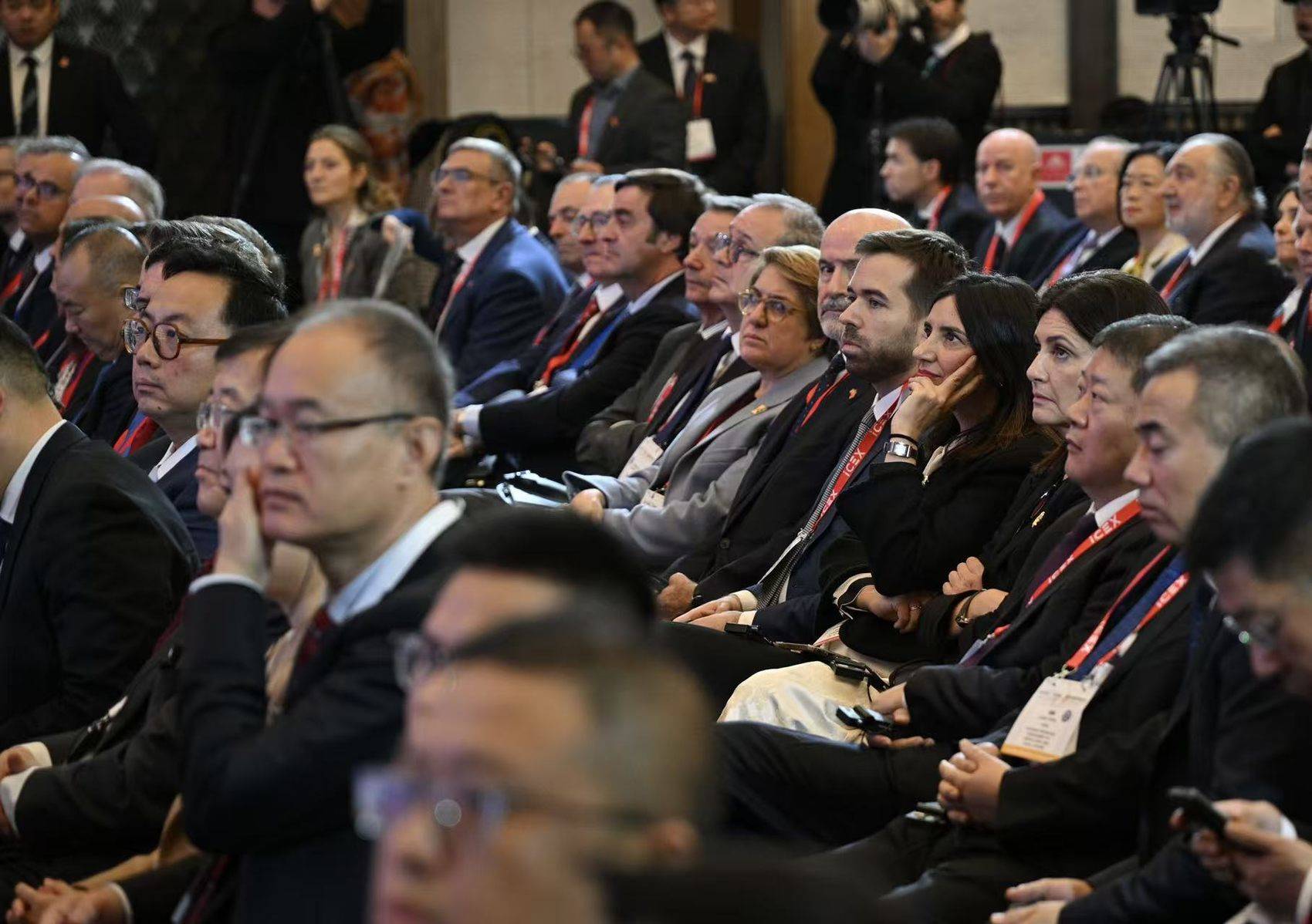 来自中国和西班牙双方的政企嘉宾代表，认真聆听大会精彩演讲和观点分享