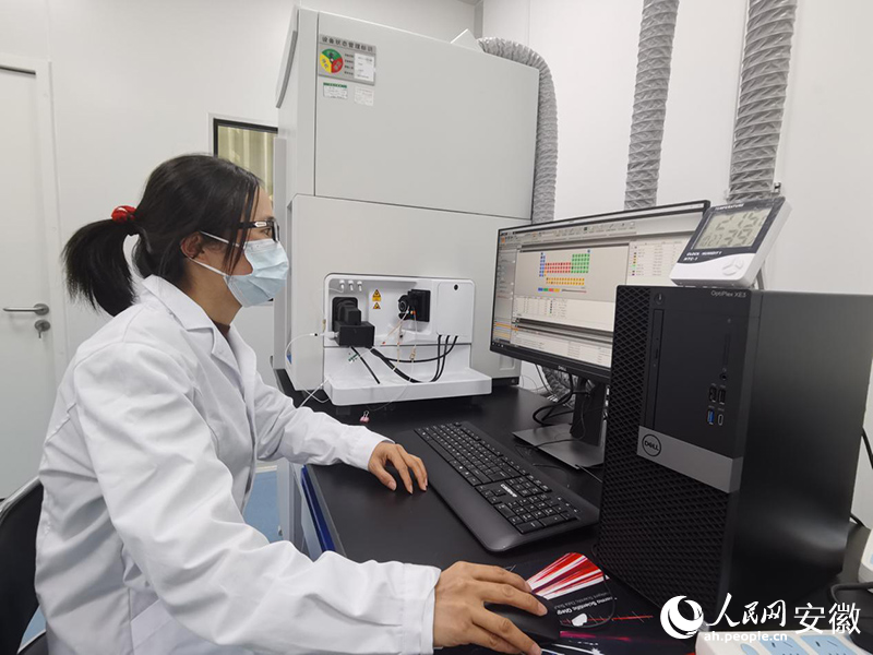 位於石台的安徽省富硒產品質量檢驗檢測中心，工作人員正在檢測樣品成分。人民網記者 胡雨鬆攝