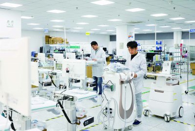 江宁高新区南京麦澜德医疗科技股份有限公司内，工作人员正在生产康复诊疗设备。 南京日报/紫金山新闻记者 冯芃 摄