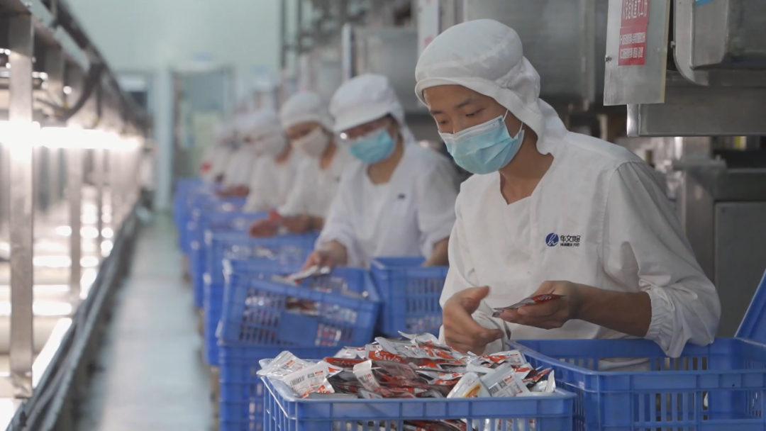 图为劲仔食品生产流水线