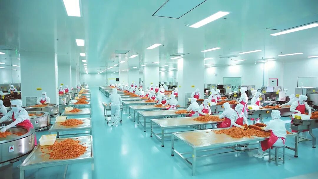 图为麻辣王子生产流水线。岳阳日报全媒体记者张晗潇 摄