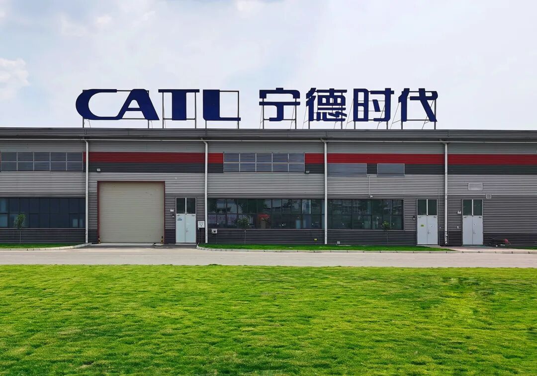 消费者扎堆年底提车，车企“堵门”抢电池！何小鹏：跟电池厂商老板都喝过酒了！还有人称“现在是拼人脉的时候了”