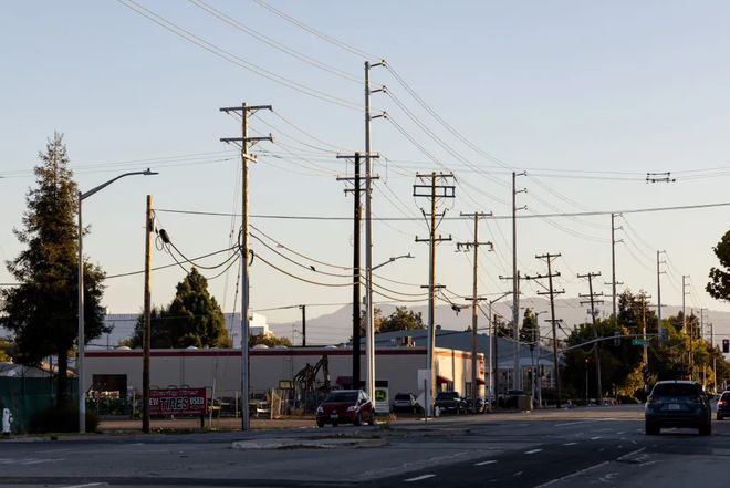 硅谷GPU蒙尘，马斯克一言成谶：美国AI被电卡脖子