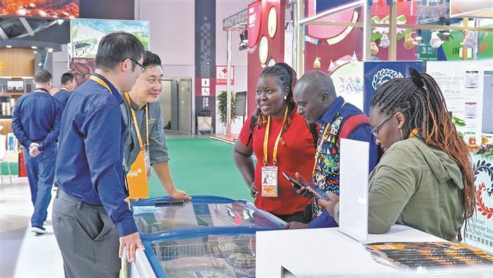 11月7日,在第八届中国国际进口博览会农食产品展区,参展商了解国外产品。 兵团日报全媒体记者 李柏成 摄