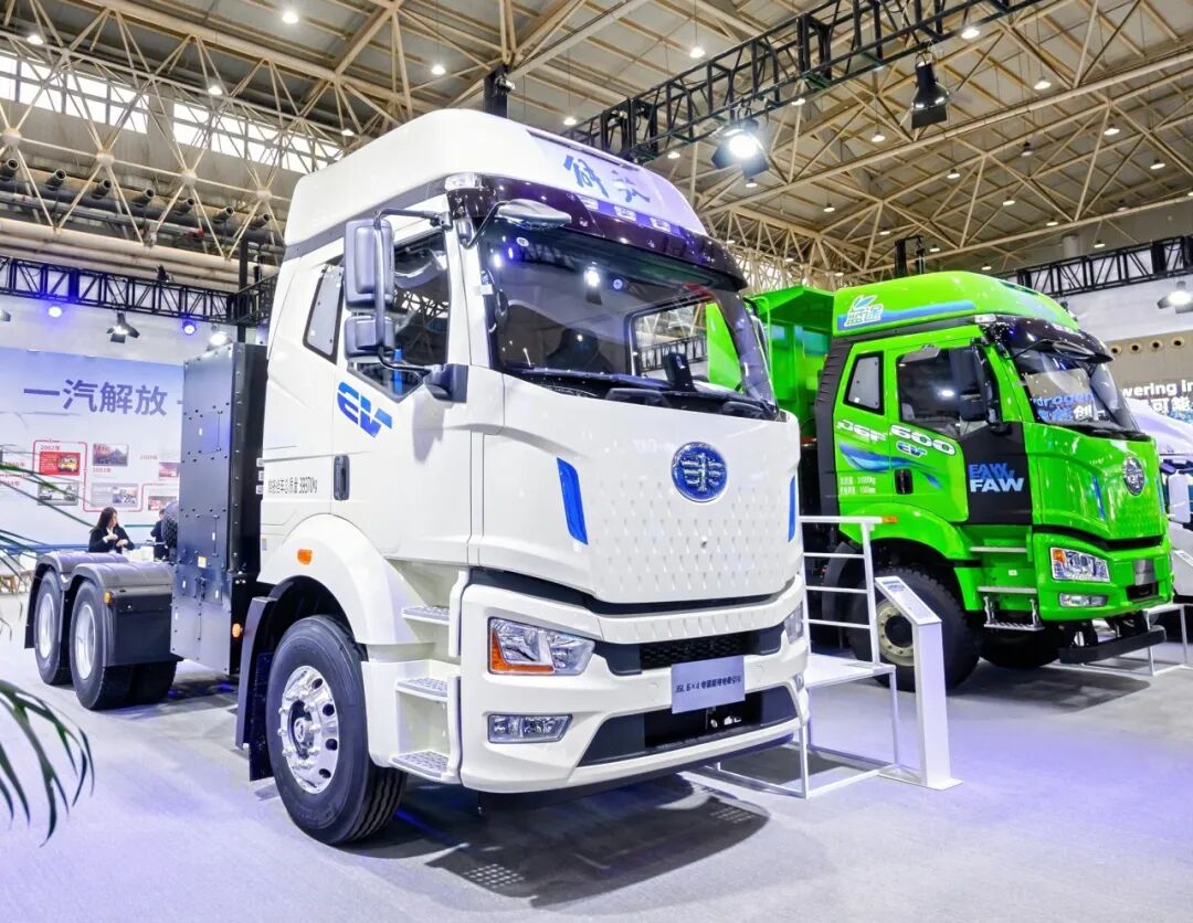 一汽解放携新能源产品矩阵亮相2025中国国际商用车展览会