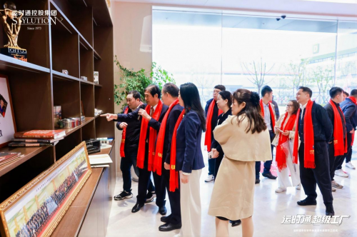 ▲陈燕木董事长给嘉宾们讲解两岸火车文化