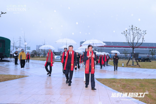 ▲陈燕木董事长给嘉宾们讲解两岸火车文化