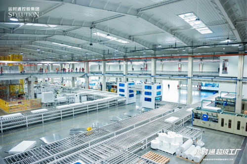 ▲运时通总长1200米S型床垫AI全自动化生产线