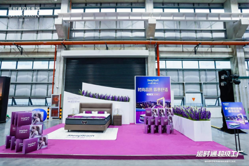 ▲领导、嘉宾在四大品牌打卡点合影留念