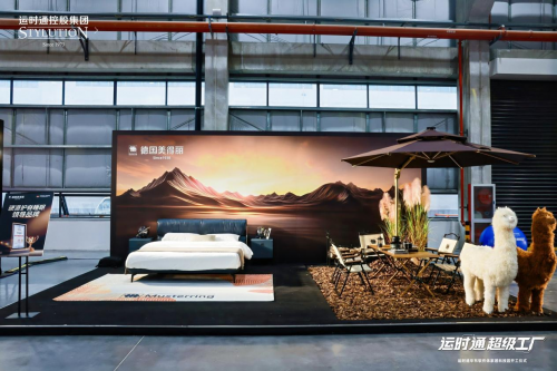 ▲领导、嘉宾在四大品牌打卡点合影留念