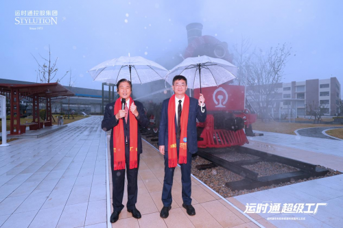 ▲陈燕木董事长给嘉宾们讲解两岸火车文化