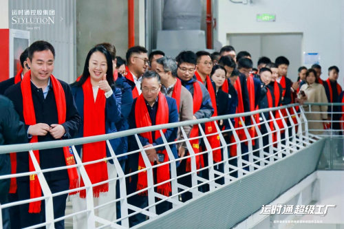 ▲运时通总长1200米S型床垫AI全自动化生产线