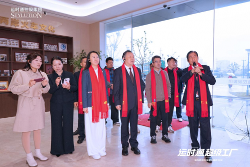 ▲陈燕木董事长给嘉宾们讲解两岸火车文化