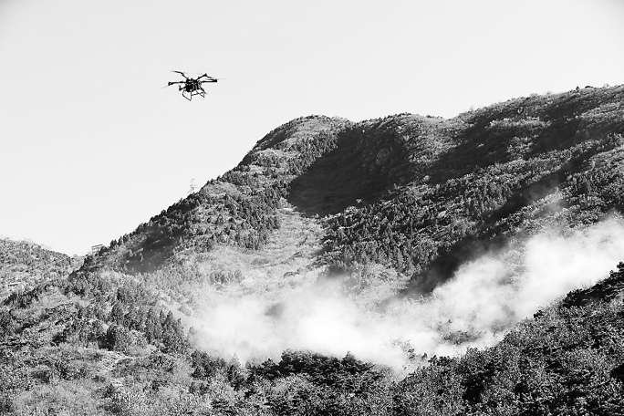 无人机成火情处置“空中尖兵”