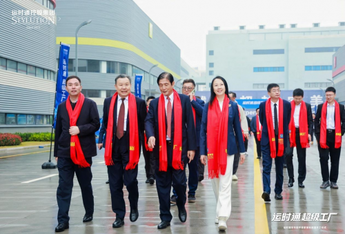 ▲运时通总长1200米S型床垫AI全自动化生产线