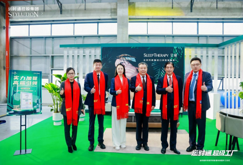 ▲领导、嘉宾在四大品牌打卡点合影留念