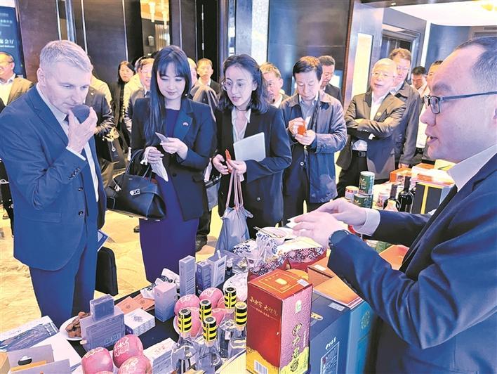 11月6日,在第八届中国国际进口博览会“投资兵团”产业推介会上,参会嘉宾了解兵团特色产品。 兵团日报全媒体记者 刘美惠子 摄