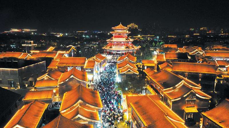 10月29日,沧州灯光璀璨的南川楼和南川老街。 受访者供图