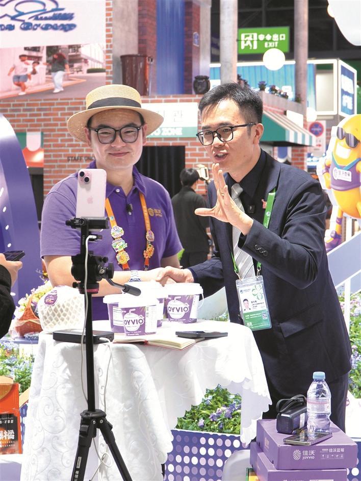 11月7日,在第八届中国国际进口博览会农食产品展区,参展商直播推介产品。 兵团日报全媒体记者 李柏成 摄