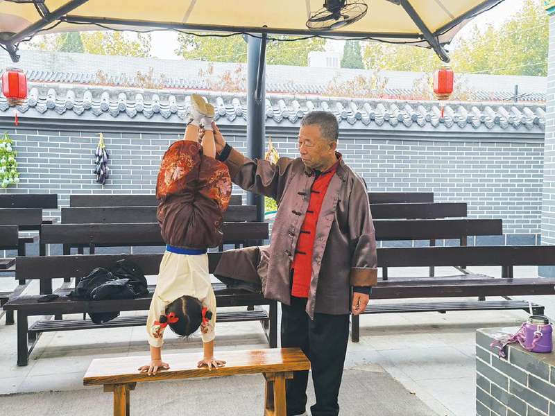 10月30日，70岁的彭彦华指导小徒弟六六练功。 寇家祥 摄