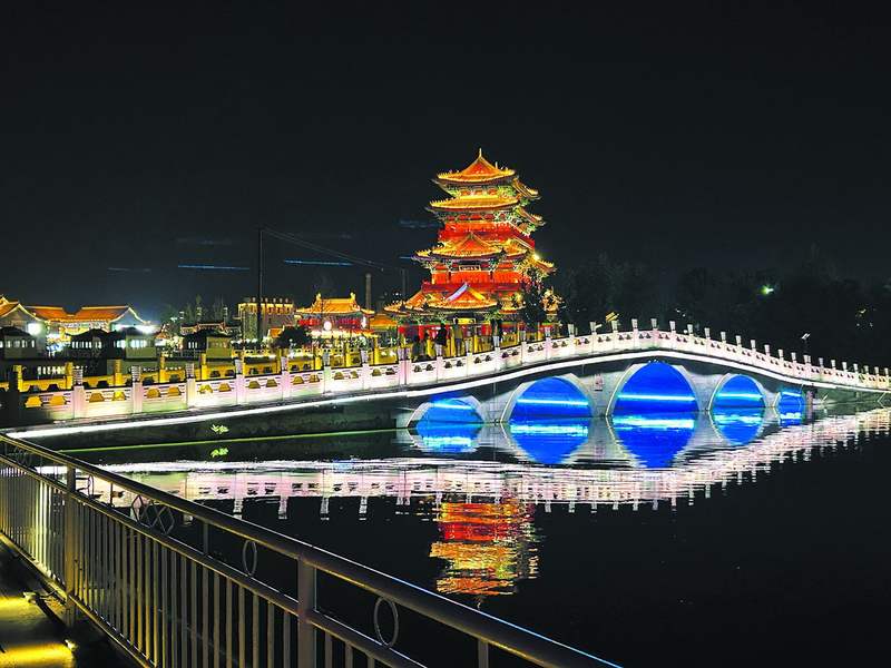 10月29日，沧州灯光璀璨的南川楼和南川老街。 受访者供图