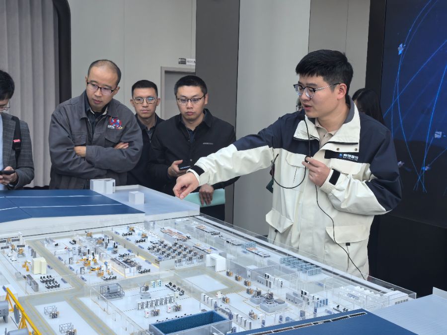 赛德雷特工作人员现场讲解。（冉黎黎/图）