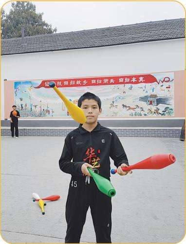 10月30日，沧州吴桥县第九屯的杂技小院中，14岁的段志博正在练功。寇家祥 摄