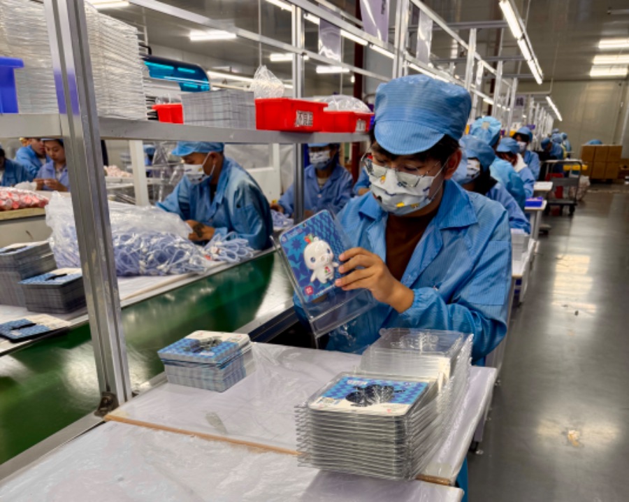 文博工艺的吉祥物周边制作现场。受访者供图