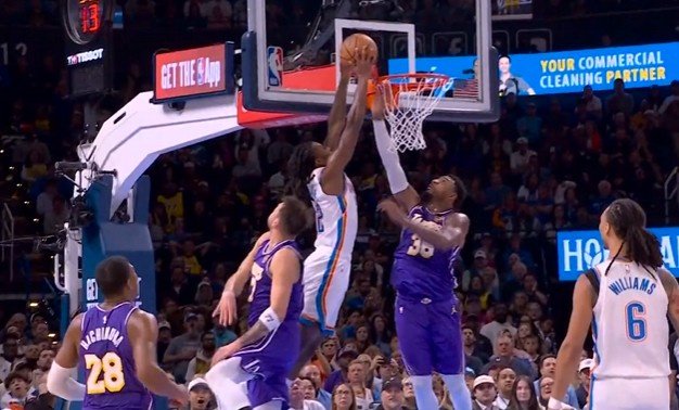 摧枯拉朽！卡森·华莱士底线突破 腾空暴起力压斯玛特双手隔扣