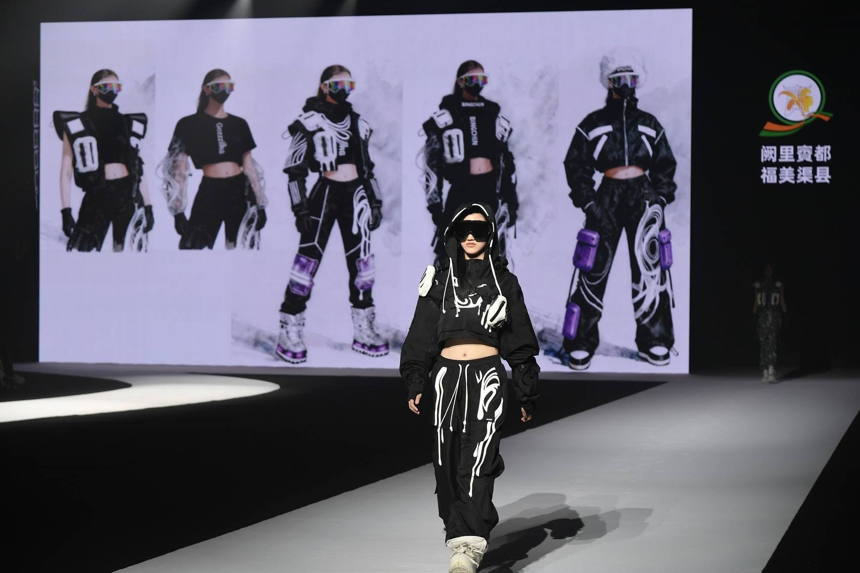 金奖作品《冰刃·华风智甲》。渠县县委宣传部供图