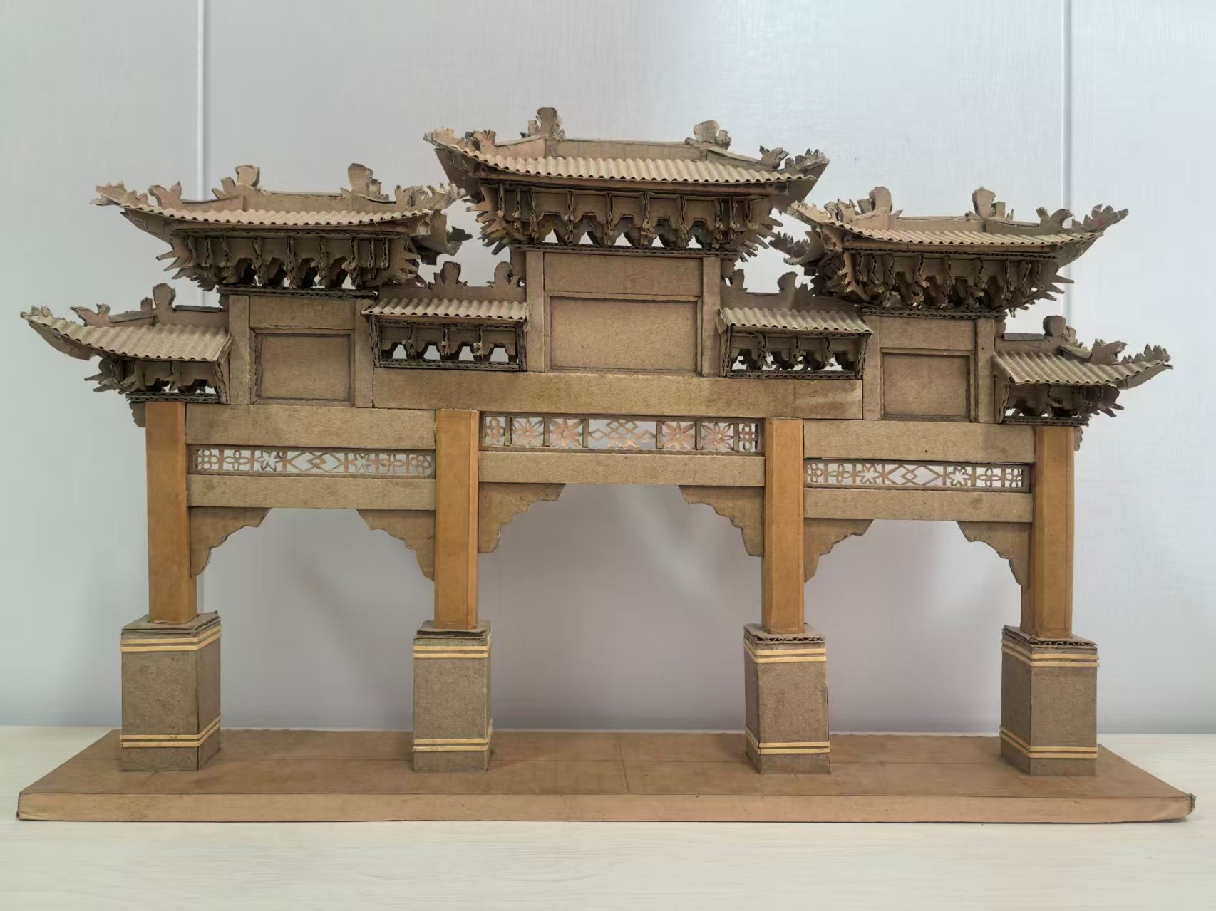 废纸盒制作的李自成行宫牌楼 陶恩荣 摄