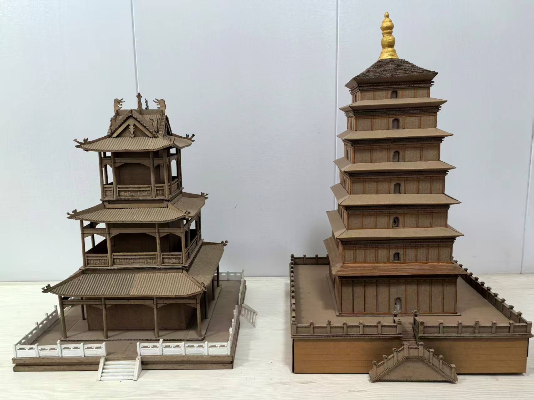 废纸盒制作的米脂西角楼和西安大㕍塔 陶恩荣 摄