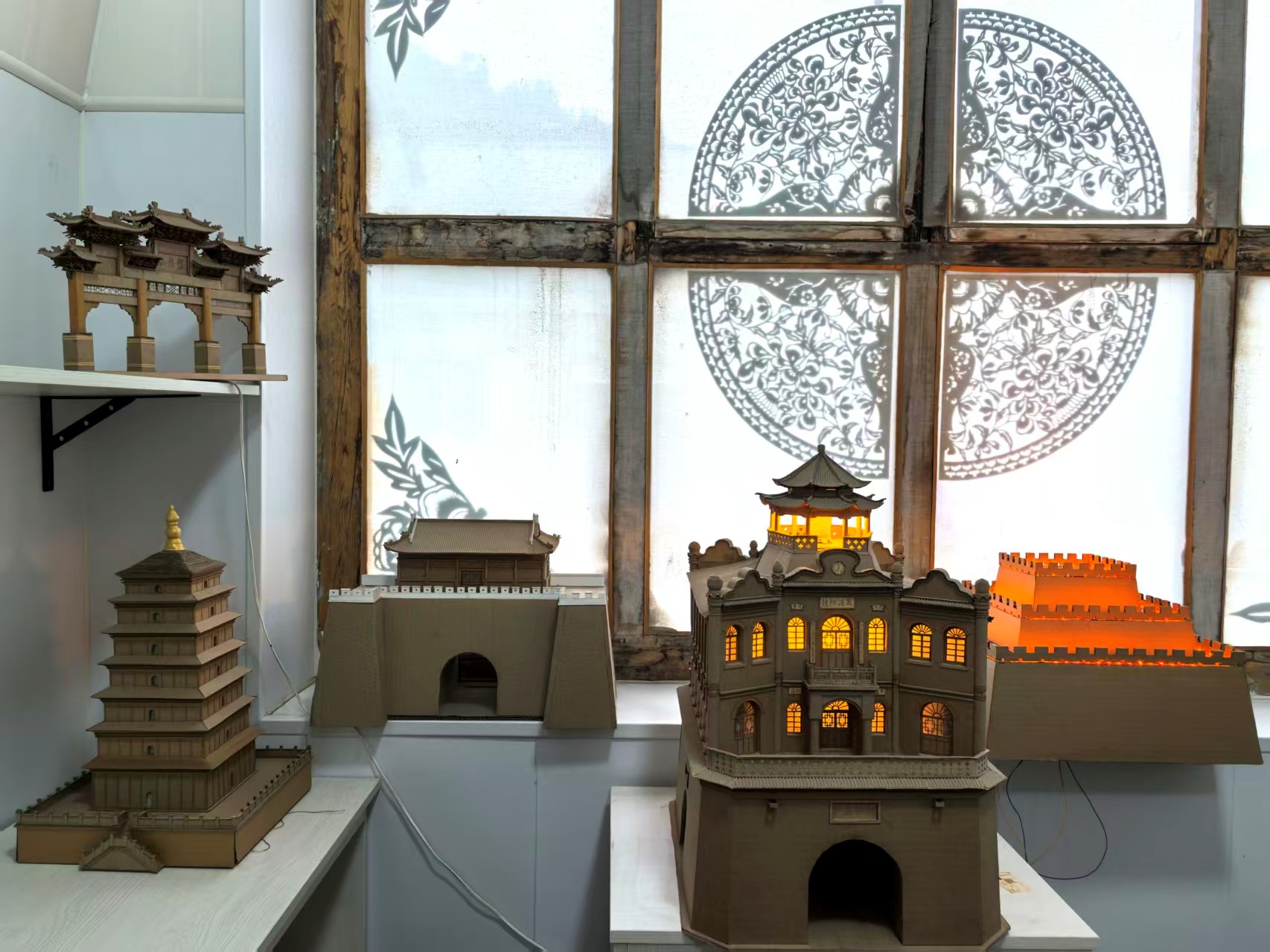 废纸盒制作的李自成行宫牌楼、西安大㕍塔、米脂南门城楼、榆林钟楼、榆林镇北台 陶恩荣 摄