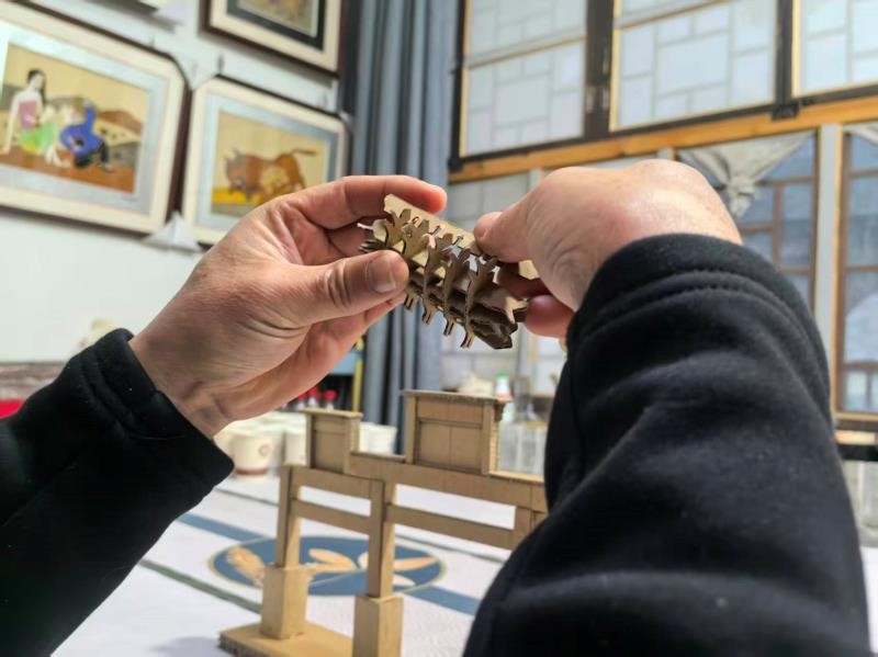 手工制作“纸塑”过程 陶恩荣 摄