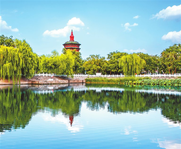 　　蓝天白云下的安阳文峰塔格外壮观美丽。　许宪铭　摄