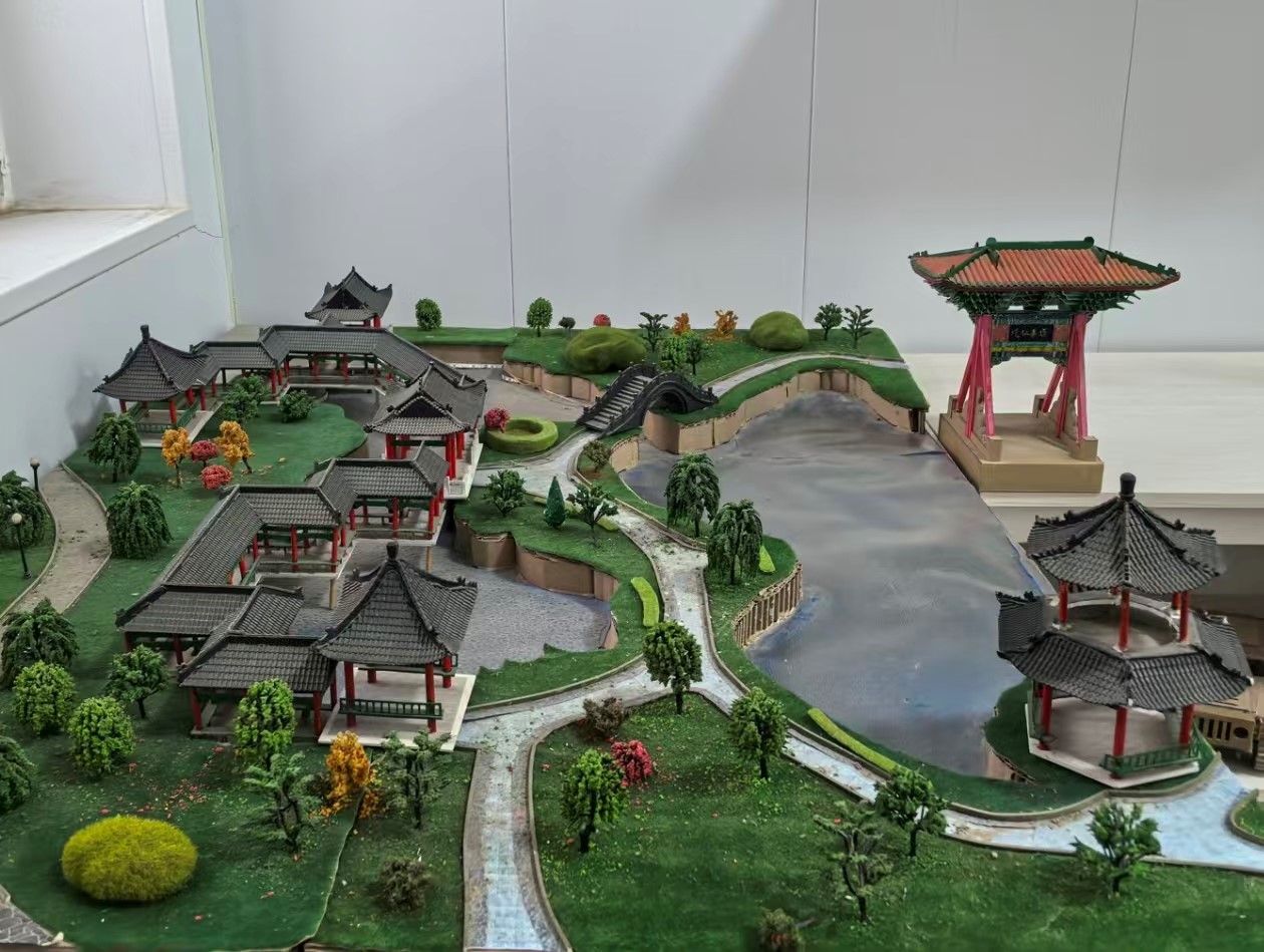 废纸盒做的米脂滨河公园一角沙盘 陶恩荣 摄