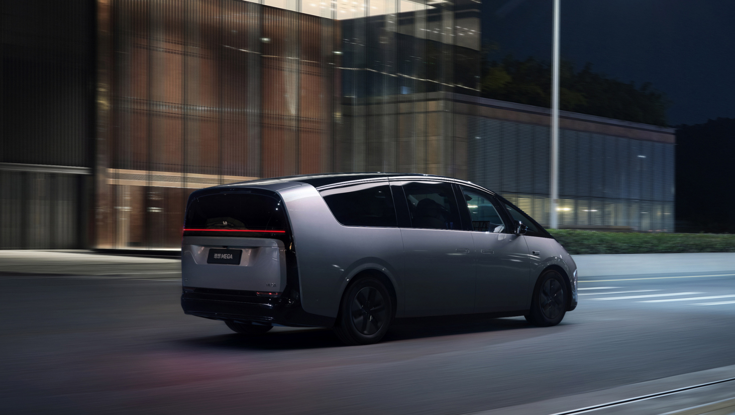 股价重挫40%：理想汽车“中年危机”